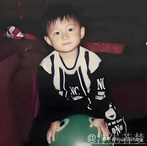 赵心童12-4大胜，距斯诺克世锦赛四强仅差一步